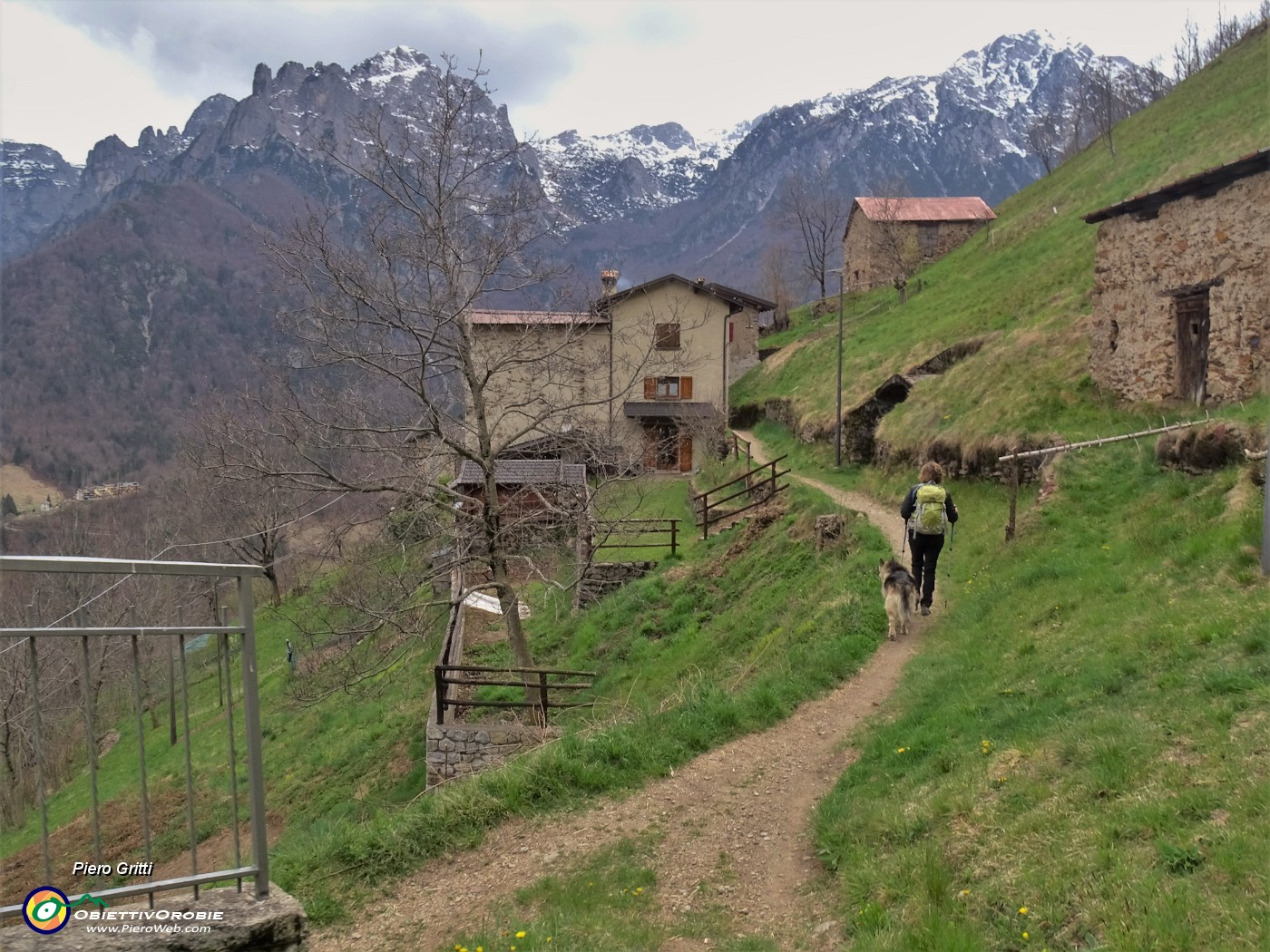 74 Rientrando dalla chiesertta al Cantello.JPG